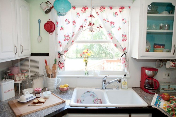 landlig stil-køkken gardiner-design-blomster-vintage-motiv-jordbær