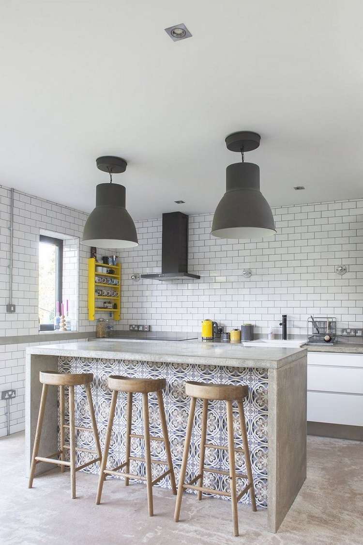 smukt minimalistisk design med beton og træ til moderne køkkenø med spisepladsbrug