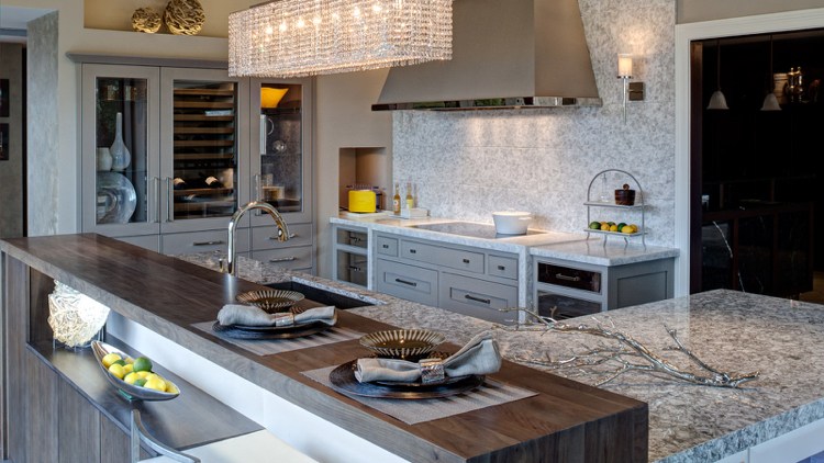 Køkkenø med træbord i moderne landlig stil, grå køkkenskabe og bordplade i granit sammen med trærør