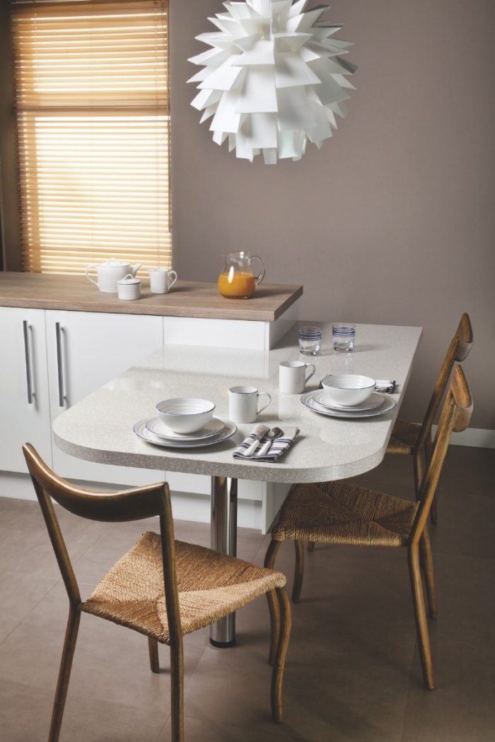 køkken-bord-lille-køkken-l-form-lys-grå-tallerken
