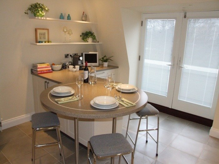 Køkkenbord med barstole -små-køkken-grå-granit-tallerken-rund-form