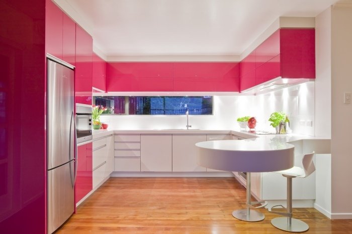 køkken-bord-design-rund-form-hvid-bordplade-skabe-bær-farve