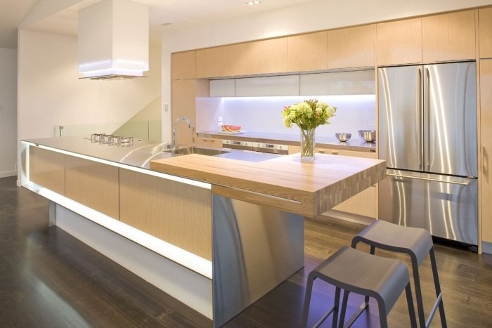 moderne-træ-køkken-ø-stål-bordplader-træ-køkkenbord