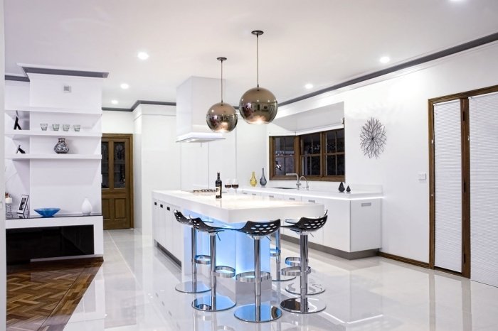 moderne-hvid-køkken-ø-køkken mod-barstole-blå-led-lys