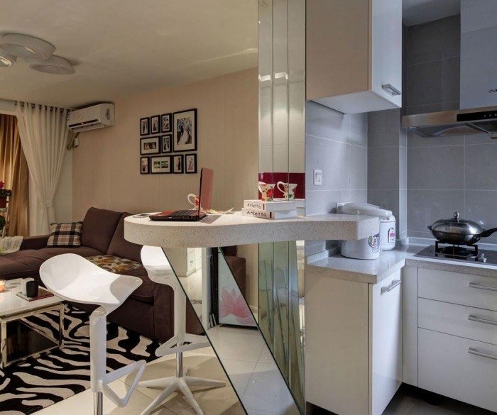 Køkkenbord med barstole -granit-top-interessant-form-spejlet-fødder-lille-køkken