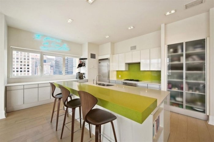 moderne-køkken-træ-barstol-hvide-fronter-grøn-accenter-stænkbeskyttelse-køkkenbord