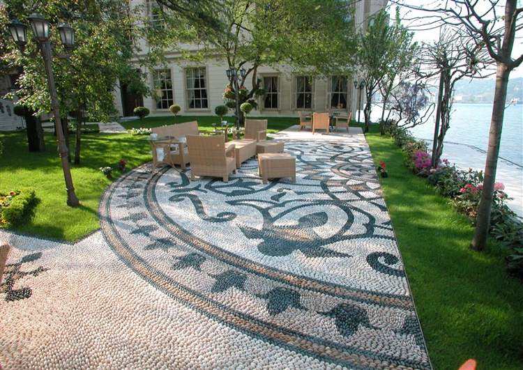 småsten mosaik gårdhave-elegant-terrasse-tulipanmotiver
