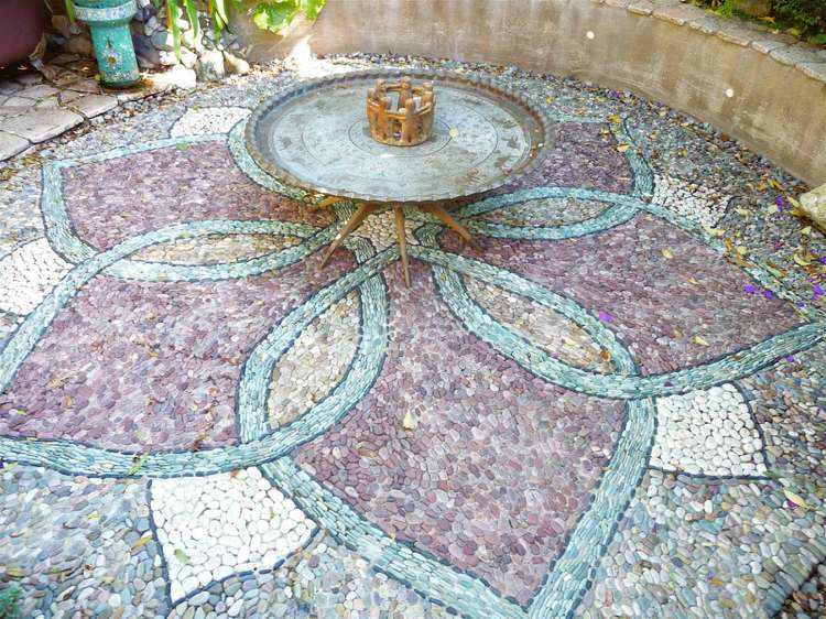 småsten mosaik blomst-smuk-terrasse-design-jeffrey-balle