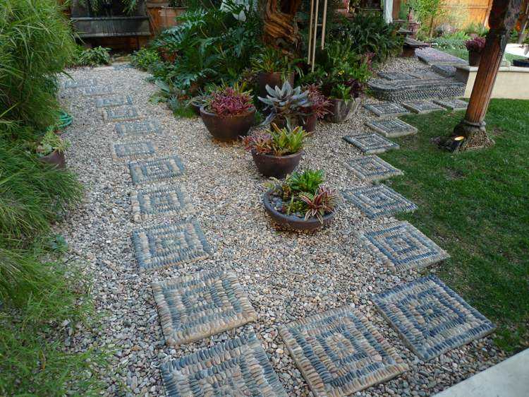 Småsten-mosaik-trædesten-inspiration-diy-have-dekoration-sukkulenter