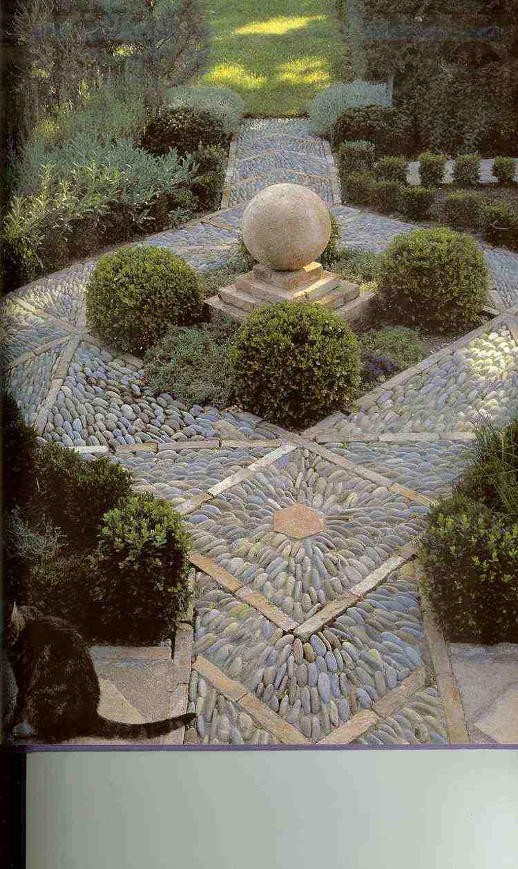 småsten-mosaik-lille-have-landskabspleje-buksbom-skulptur-dekoration