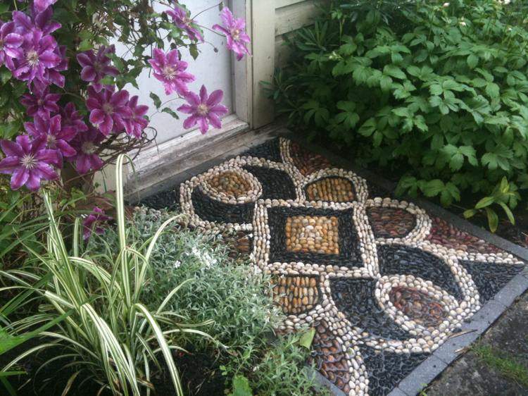 småsten-mosaik-læg-gulv-måtte-indgang-dør-graeser-beplantning