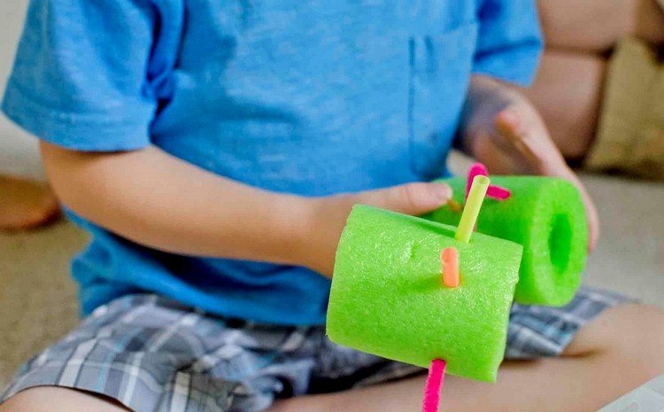 Børn anvender Montessori -spilidé til 2 -årige derhjemme