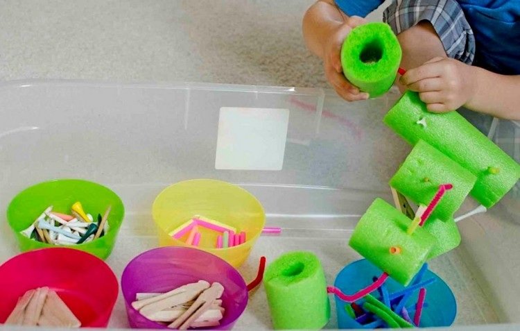 Montessori -spilideer til børn på 2 år anvender tips