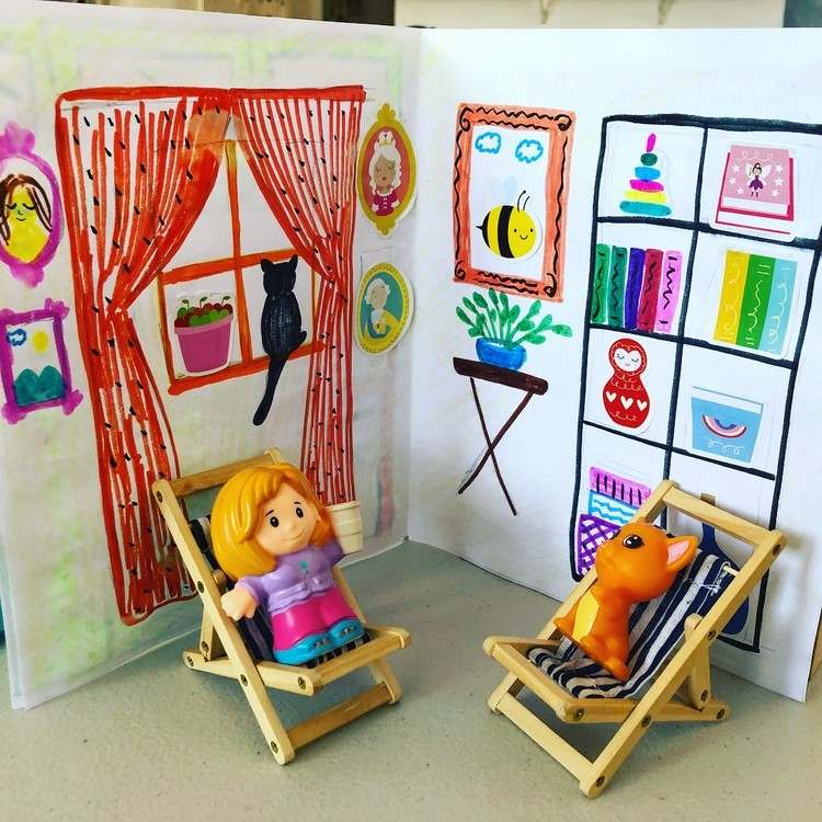 2 -årige børn med et dukkehus derhjemme beskæftiger sig med ideer til spil
