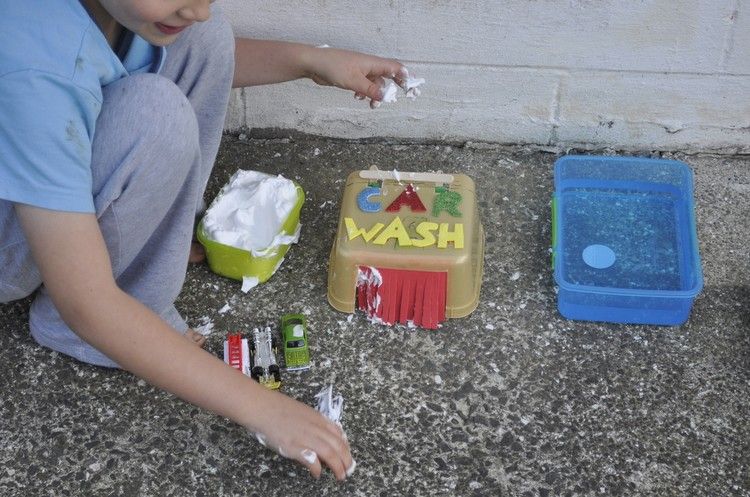 Lav legetips til børn fra 2 år, vasker dig selv ud af gamle plastkasser