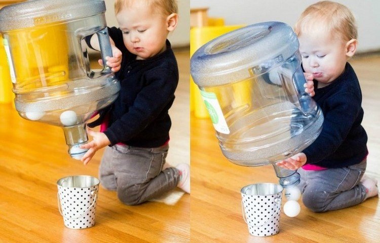 Hvad kan du gøre med en 2 -årig? Spilideer til småbørn Vandflaske og bolde