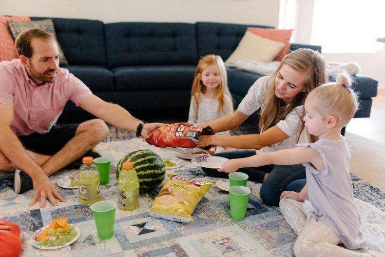 Organiser beskæftigelse til 2 -årig picnic derhjemme