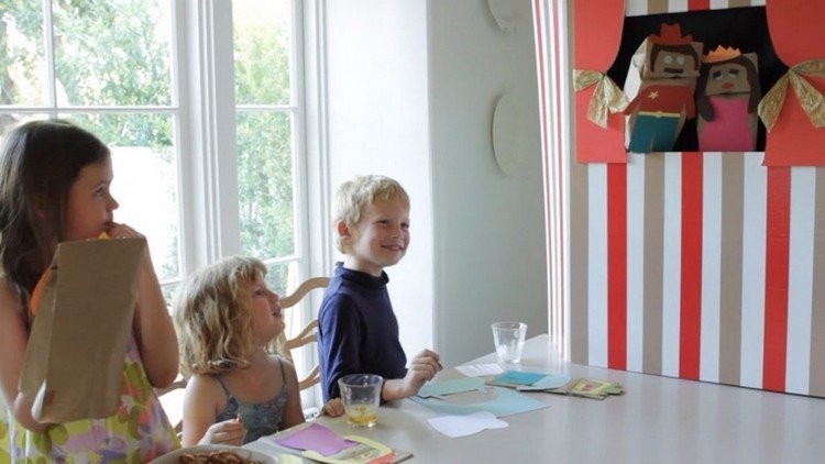 Lav dukketeater for 2 -årige derhjemme