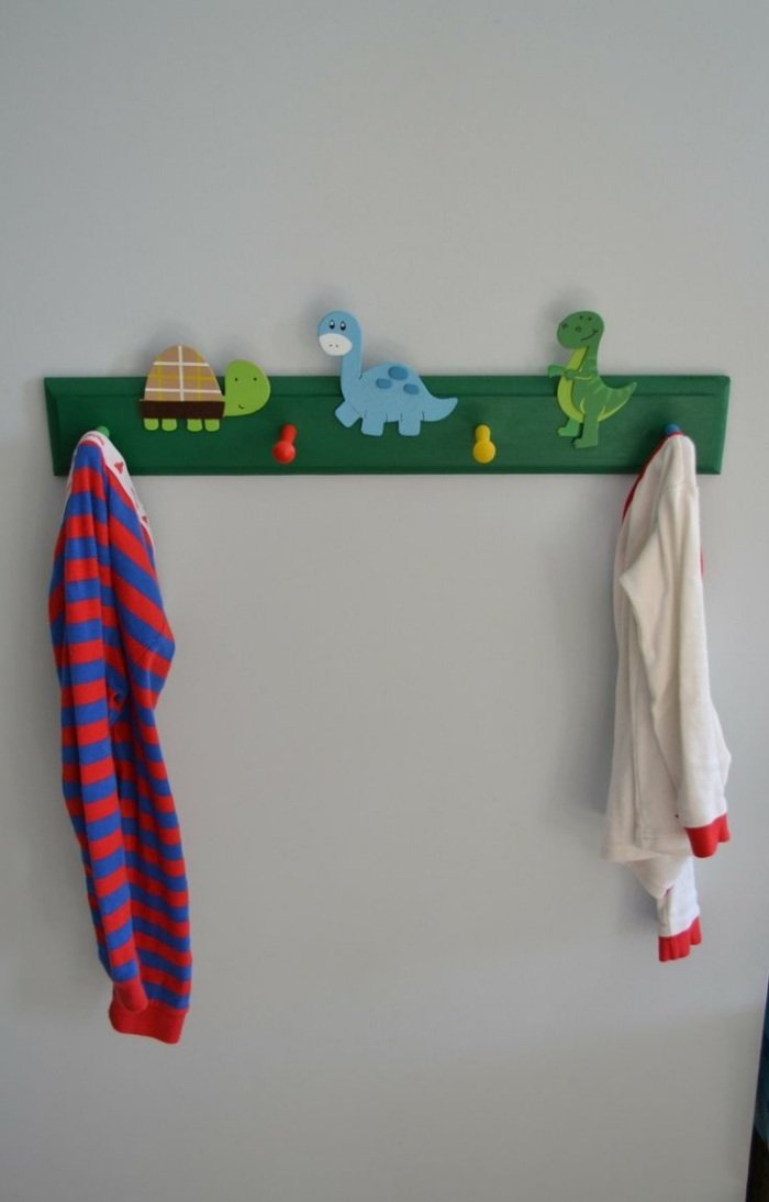 Børnes garderobe-træ-grøn-malet-dinosaur-dekoration-drengeværelse
