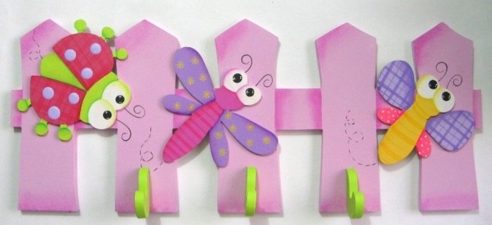 børns garderobe-piger-pink-stakit-hegn-sommerfugle-mariehøns