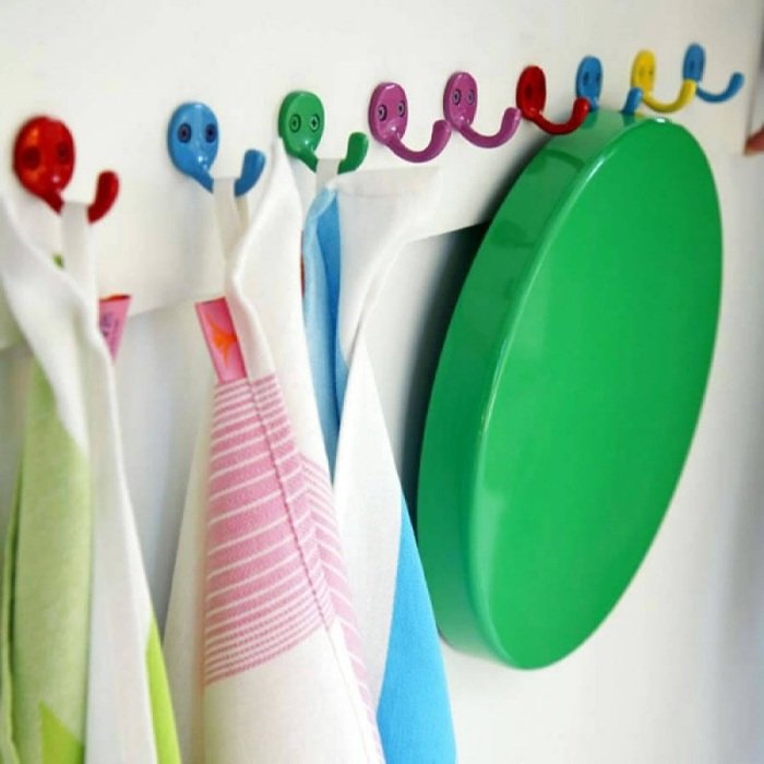 Børnes garderobe-farverige-kroge-børneværelses-dekoration