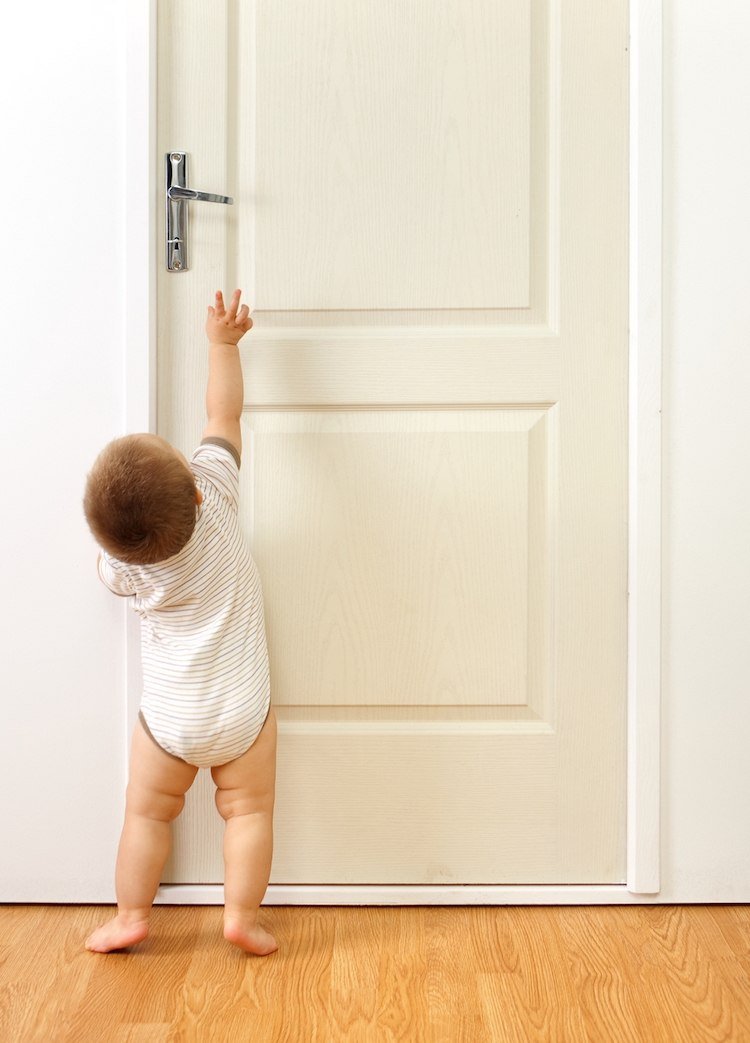 Børnesikkerhed i husstanden-dør-baby-toddler-dørhåndtag-lejlighed-husstand