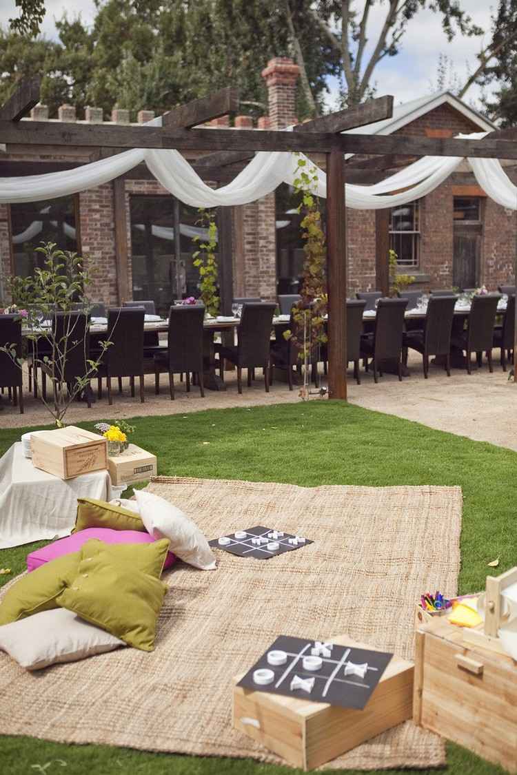 udendørs bryllup ideer børne bord legeplads tæppe gulv