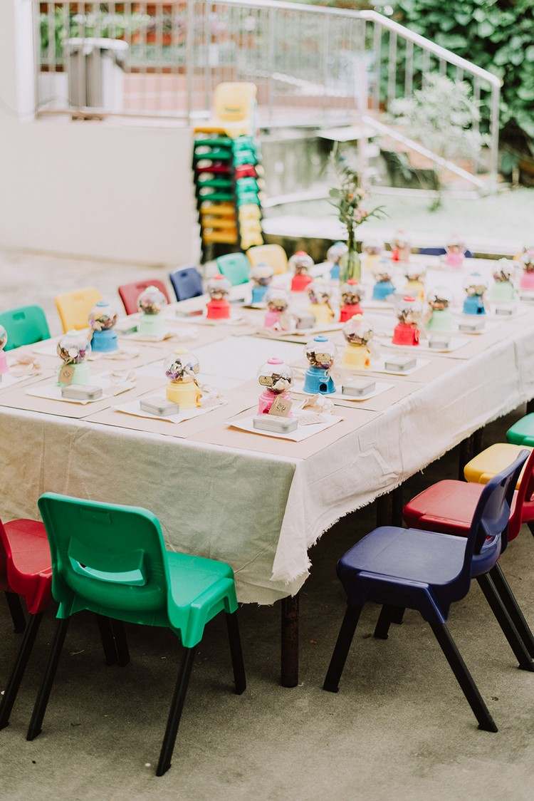 børnebord til bryllup design farverige børnestole gave legetøj