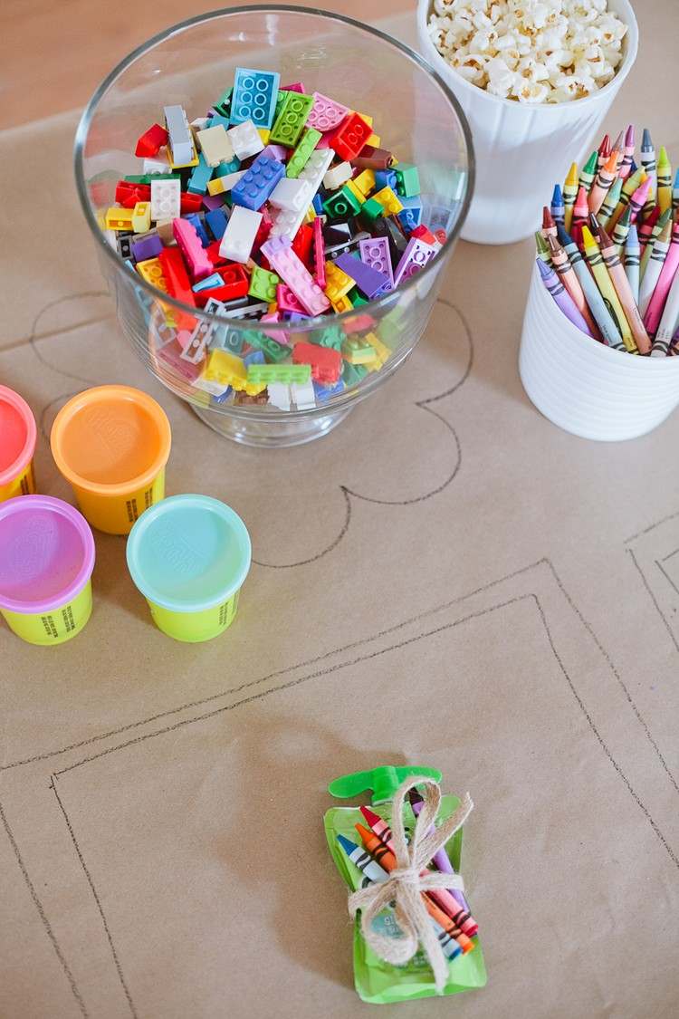 børn underholdning bryllup lego klodser farvede blyanter
