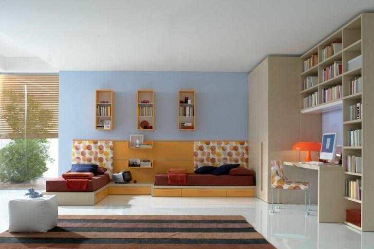 design børneværelse tvillinger idé skrivebord accent væg lyseblå