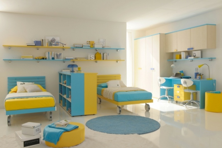 design børneværelse blå gul idé senge hjul rundt om tæppe