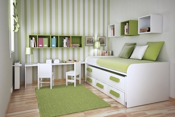 Børneværelse grøn hvid loft seng-hvide stole skrivebord