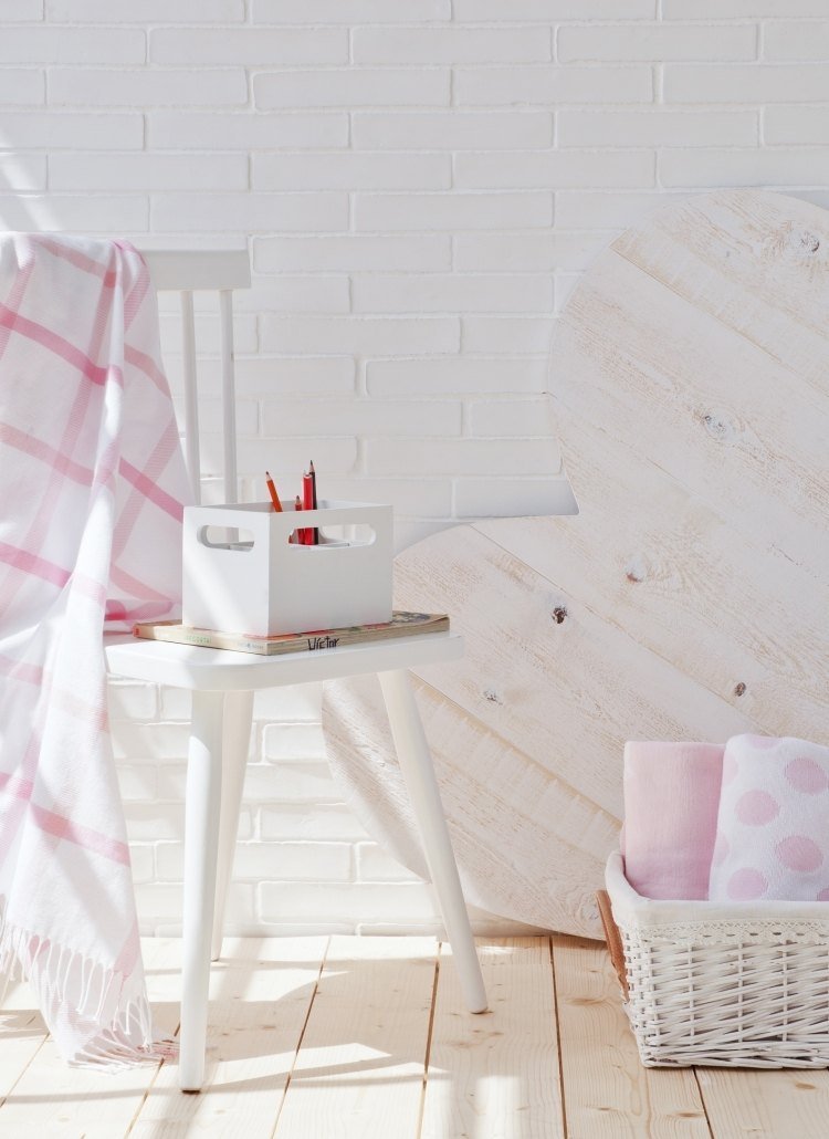 Design børneværelser -tilbehør-hvid-blød pink-planke gulvflettet kurvstol