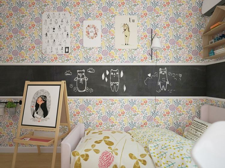 børneværelse med legende design tapet pastelfarver blomstermotiv seng tavlemaling
