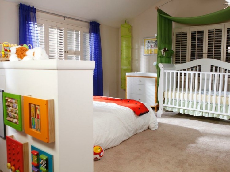renover børneværelset bagefter hvide farverige accenter soveværelse legerum baby seng gulvtæppe