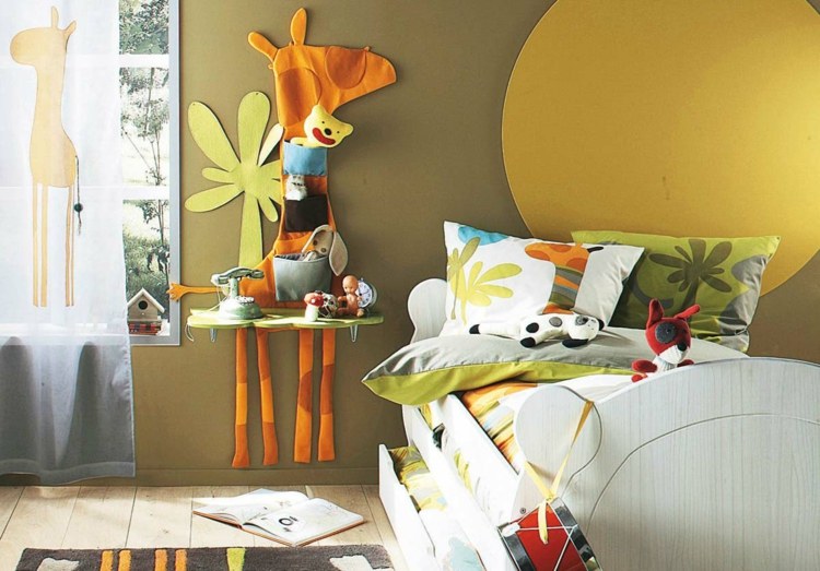 renover børneværelset barneseng-skuffe-væg-dekoration-giraf-grøn-væg-maling-farverig