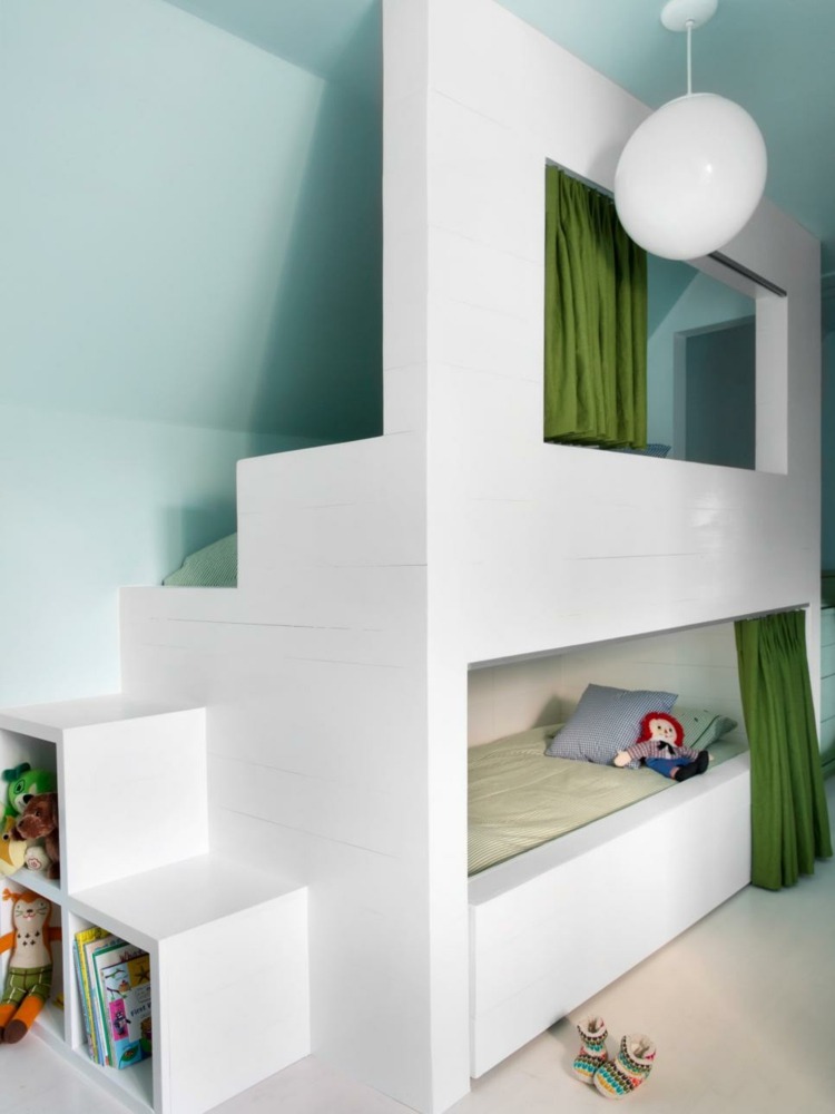 Børneværelse under taget design loftseng trappe hylde hvide gardiner grøn