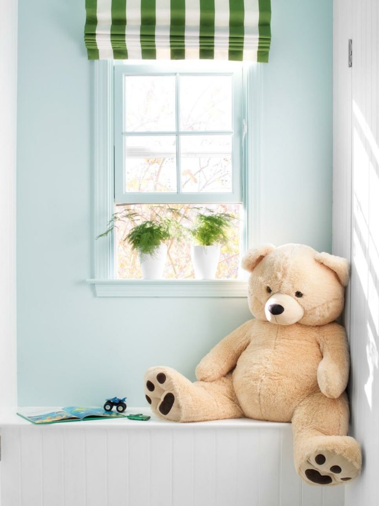 børns værelse tag design læse hjørne bænk hvid baby blå væg farve teddybaer