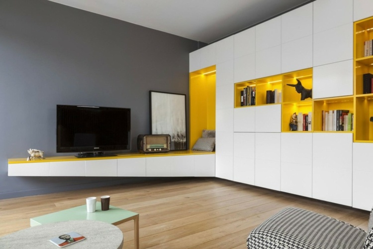 væg i gul og hvid lowboard-integrerede hylder-skabe