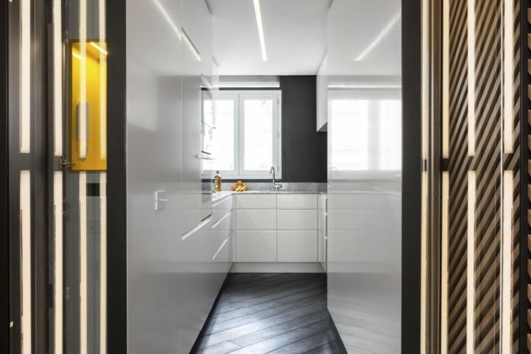 stue-væg-gul-hvid-køkken-minimalistisk-laminat-gulv-sort-væg