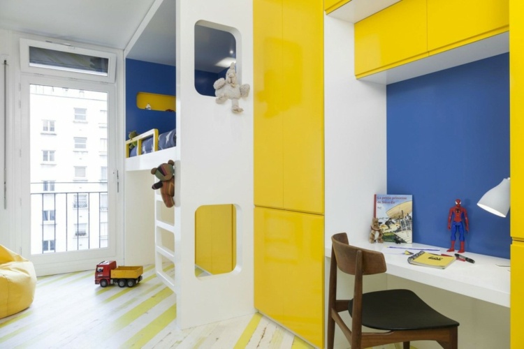 stue-væg-i-gul-hvid-børneværelse-skrivebord-loft seng-garderobe