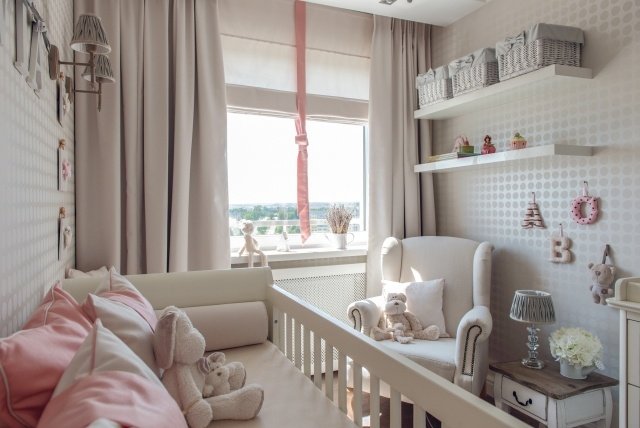 lille-baby-værelse-beige-pink-tapet-prikket-enkelt