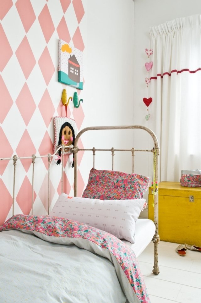 børneværelses vægge-design-ideer-pige-diamantmønster-pink-hvid