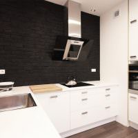 Fekete tégla fehér konyhában