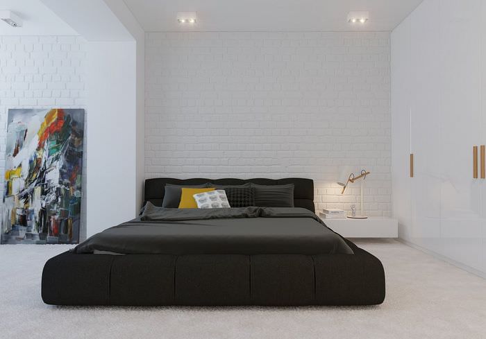 Fekete ágy egy minimalista hálószobában