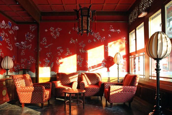 Červená tapeta do obývačky v čínskom štýle