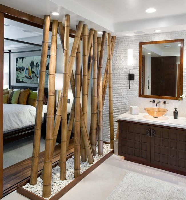 Dekoratívna bambusová priečka medzi umývadlom a spálňou