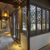 Okenná dekorácia súkromného domu s drevenými ozdobami