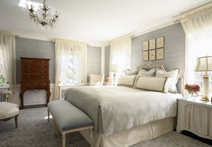 Pastelltextilien in der Dekoration eines klassischen Schlafzimmers