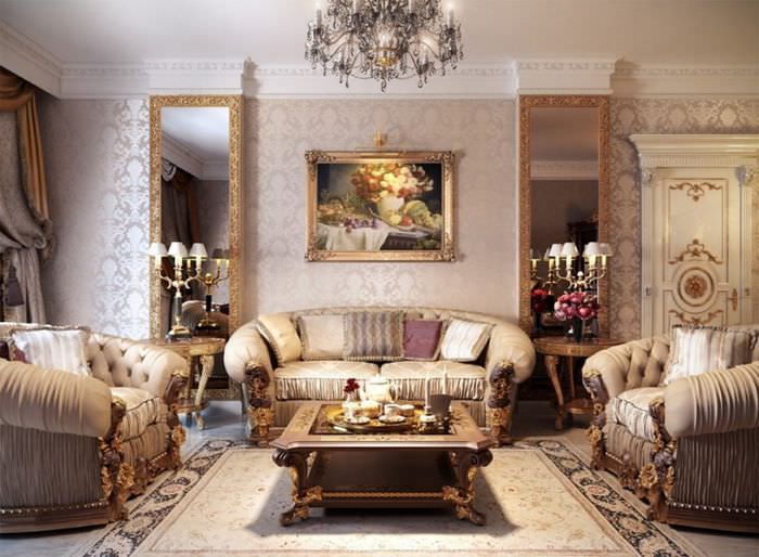 Wanddekoration des Wohnzimmers mit Tapete im klassischen Stil